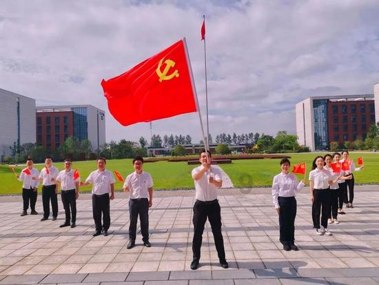 新余火灾事故现场市民自发前往现场悼念:宝贝们,一路走好